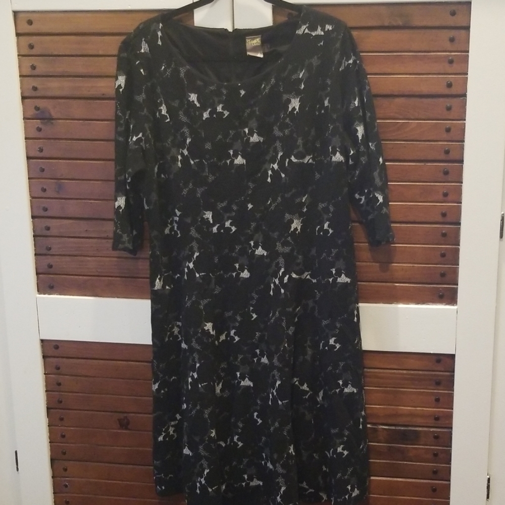 18W Taylor Woman black/white floral 3/4 fitnflare